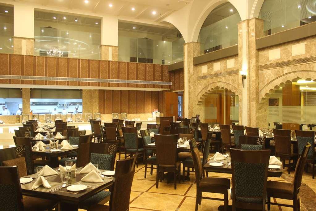 Ramada By Wyndham Varanasi Katesar Chandauli Restauracja zdjęcie