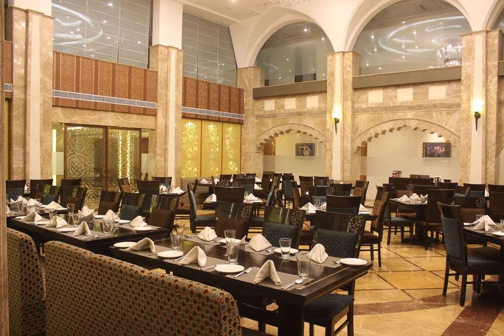 Ramada By Wyndham Varanasi Katesar Chandauli Restauracja zdjęcie